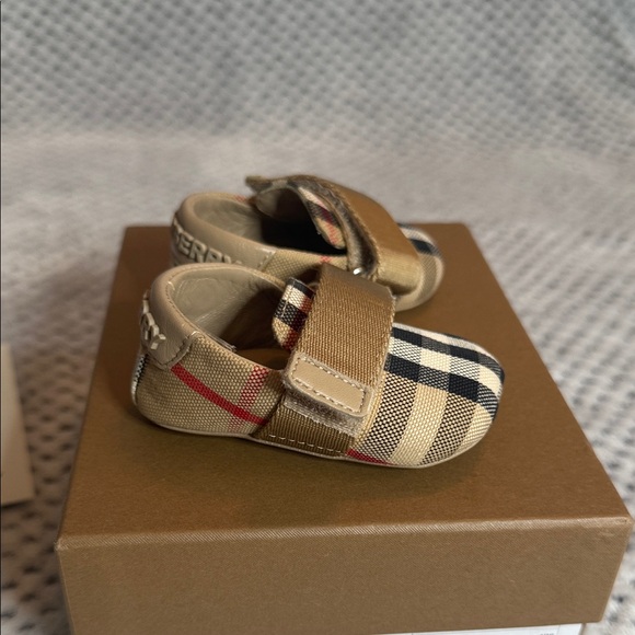 NWT Burberry Newborn Sneaker - Picture 1 of 5